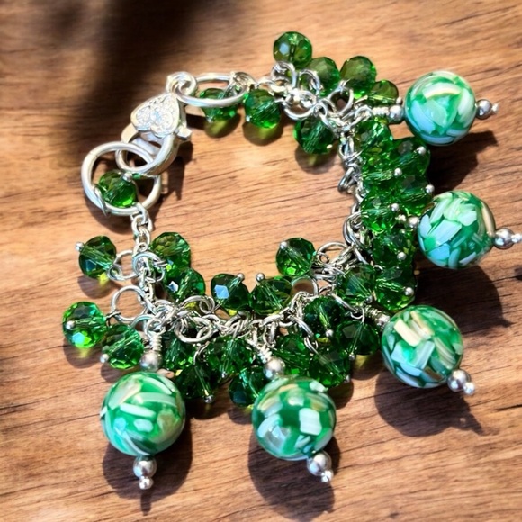 Green glass and swarovski crystal charm bracelet. Recycled green bottle glass. - Picture 10 of 16